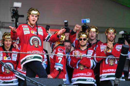 Samuel Fagemo firar SM-guldet på Götaplatsen