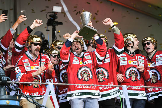 Joel Lundqvist jublar med Le Mat-pokalen