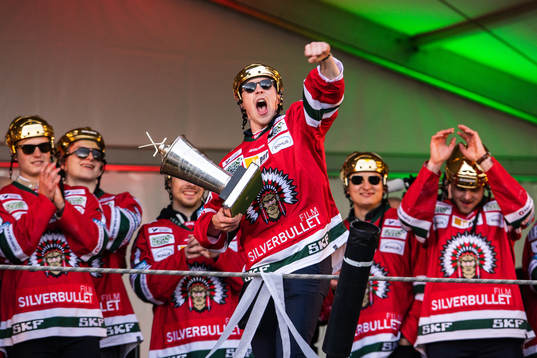Joel Mustonen jublar med Le Mat-pokalen