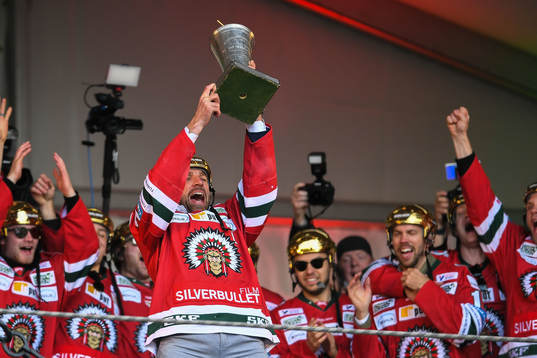 Joel Lundqvist jublar med Le Mat-pokalen