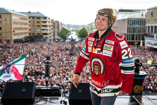Linus Nässén firar SM-guldet på Götaplatsen