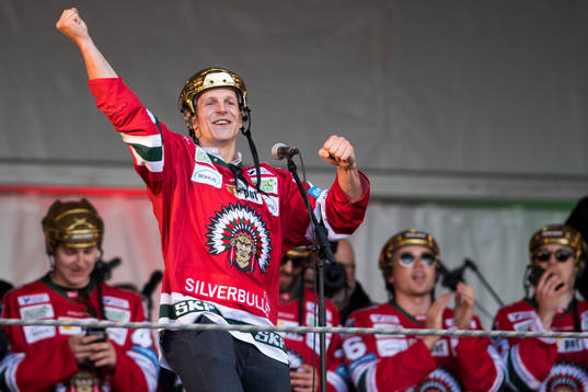 Frölundas Max Friberg firar SM-guldet på Götaplatsen