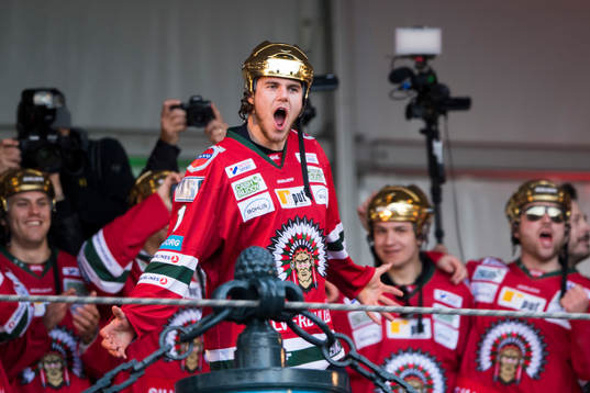 Frölundas Samuel Fagemo firar SM-guldet på Götaplatsen