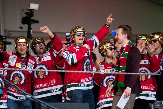 Frölundas Ryan Lasch firar SM-guldet på Götaplatsen