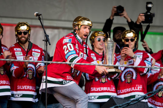 Frölundas Joel Lundqvist firar SM-guldet på Götaplatsen