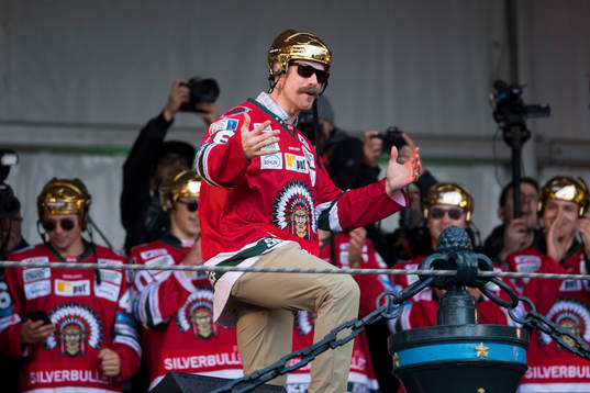Frölundas Jonathan Sigalet firar SM-guldet på Götaplatsen