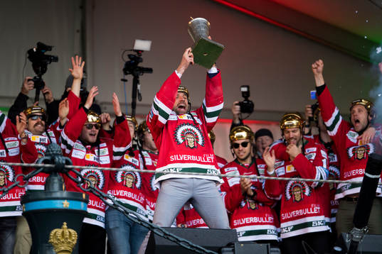Frölunda och Joel Lundqvist firar SM-guldet på