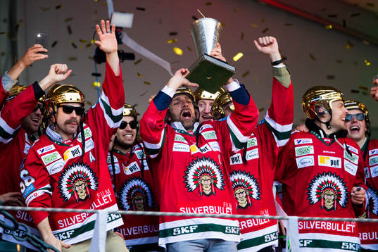 Frölunda och Joel Lundqvist firar SM-guldet på