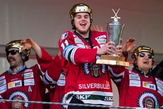 Frölundas Samuel Fagemo firar SM-guldet på Götaplatsen
