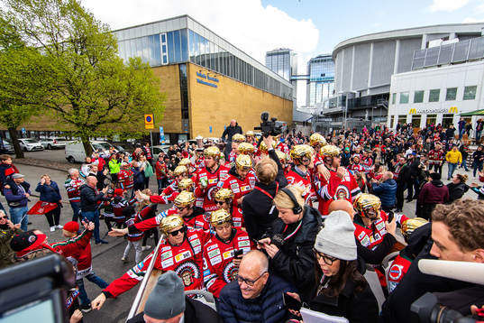 Frölunda firar SM-guldet på spelarbussen mot Götaplatsen