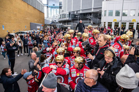 Frölunda firar SM-guldet på spelarbussen mot Götaplatsen