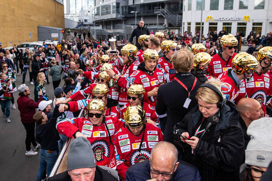 Frölunda firar SM-guldet på spelarbussen mot Götaplatsen