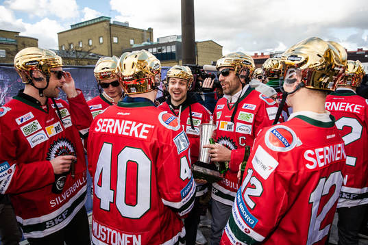 Joel Lundqvist, Joel Mustonen och Max Friberg firar