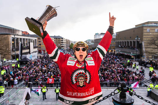 Rhett Rakshani jublar med Le Mat-pokalen