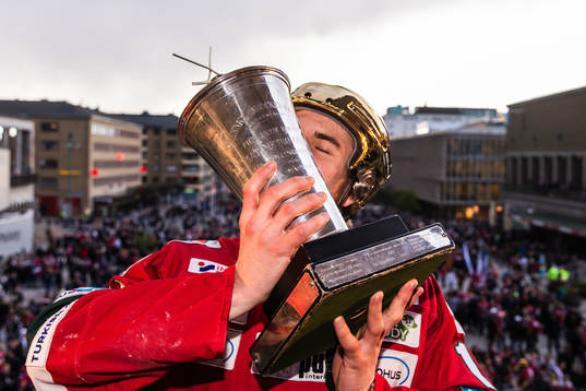 Samuel Fagemo jublar med Le Mat-pokalen