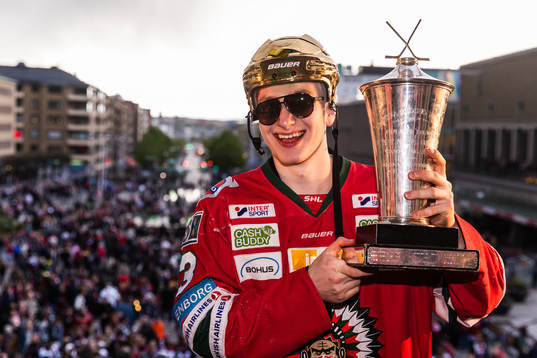Jacob Moverare jublar med Le Mat-pokalen