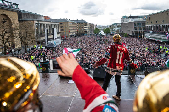 Samuel Fagemo firar SM-guldet på Götaplatsen