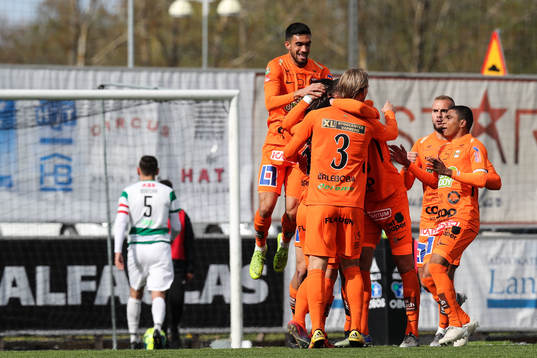 Varbergs Robin Book jublar med lagkamrater