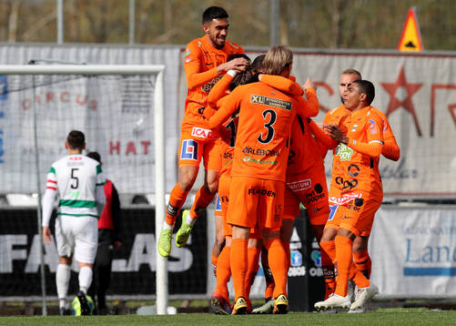 Varbergs Robin Book jublar med lagkamrater