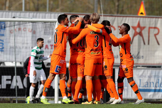 Varbergs Robin Book jublar med lagkamrater