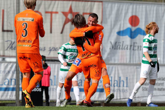 Varbergs Hampus Zackrisson och Vuk Lugonjic jublar