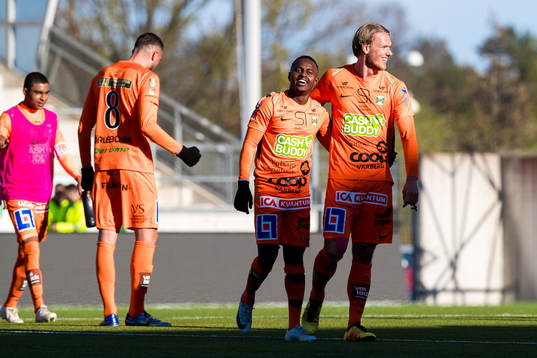 Varbergs Nahom Girmai Netabay och Hampus Zackrisson jublar