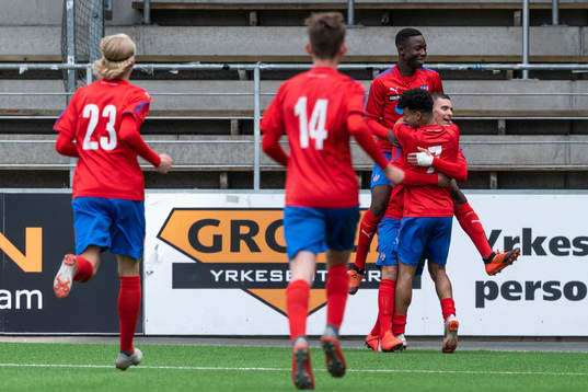 Helsingborgs Andreas Svensson kramas om av lagkamraterna