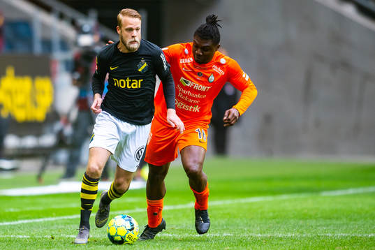 s Daniel Sundgren och AFC Eskilstunas Samuel Nnamani