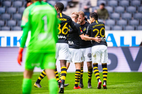 s Daniel Sundgren jublar med Henok Goitom och Tarik