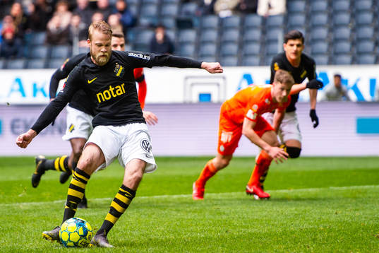 s Daniel Sundgren gör 1-0 på straff