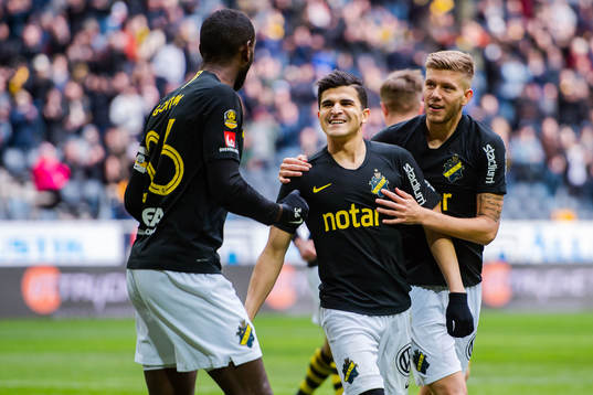 s Tarik Elyounoussi jublar med Henok Goitom  och Anton
