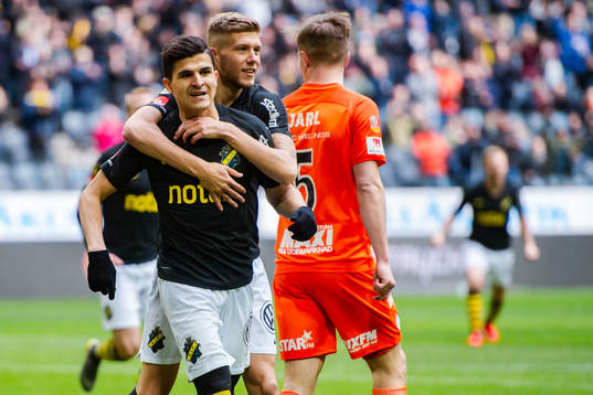 s Tarik Elyounoussi jublar med Anton Salétros