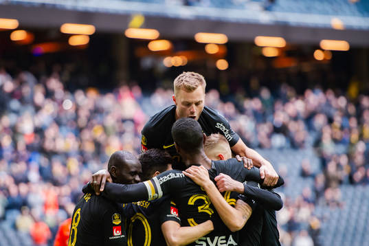 s Tarik Elyounoussi jublar med Henok Goitom, Sebastian
