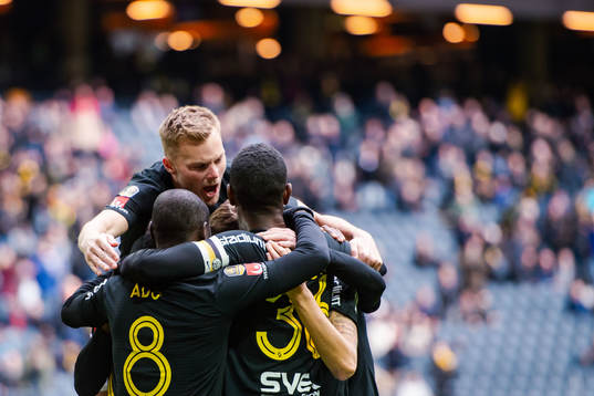 s Tarik Elyounoussi jublar med Henok Goitom, Sebastian