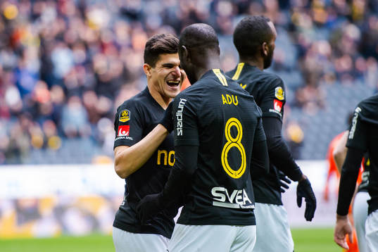 s Tarik Elyounoussi och Enoch Kofi Adu jublar