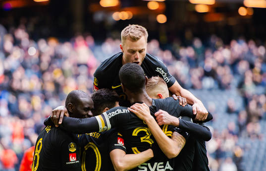 s Tarik Elyounoussi jublar med Henok Goitom, Sebastian
