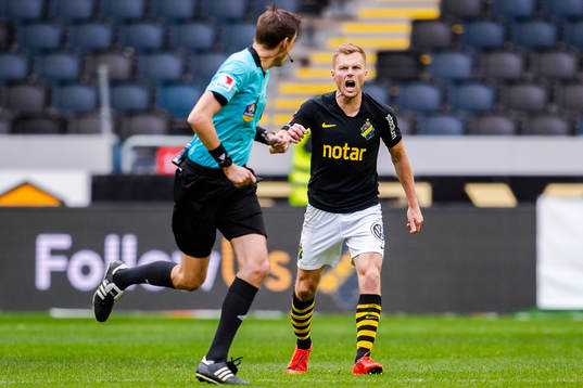 s Sebastian Larsson reagerar på domare Magnus Lindgren