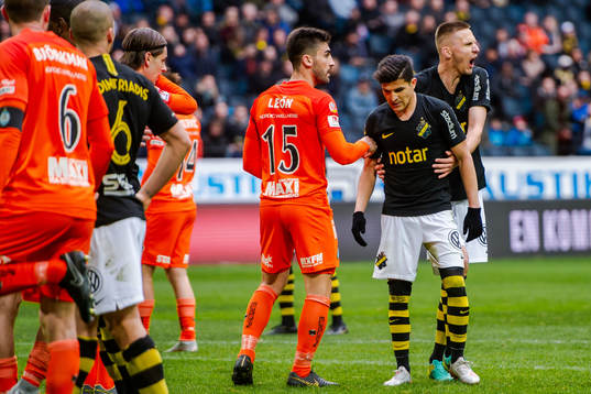 s Karol Mets och Tarik Elyounoussi