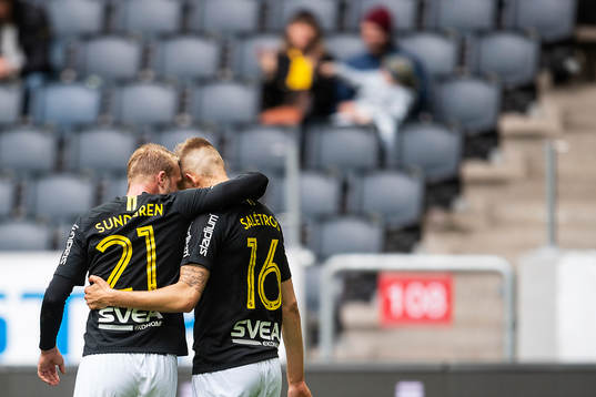 s Daniel Sundgren och Anton Salétros jublar