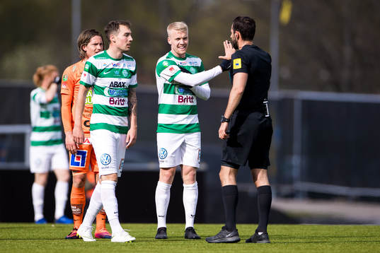 Västerås Simon Johansson diskuterar med domare Granit