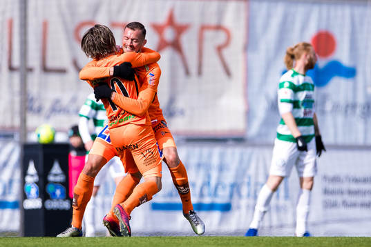 Varbergs Robin Book jublar med Albert Ejupi