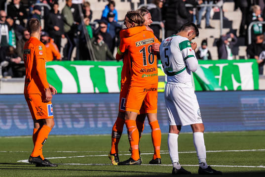 Varbergs Joakim Lindner jublar med lagkamrater