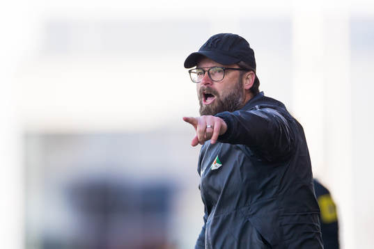 Varbergs assisterande tränare Joakim Persson reagerar