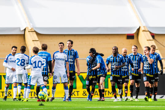 Sirius Jonas Lindberg jublar med lagkamrater med IFK