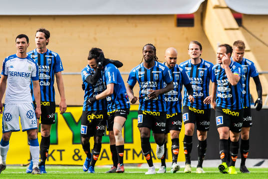 Sirius Jonas Lindberg jublar med lagkamrater