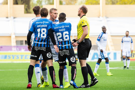 IFK Göteborgs Sebastian Ohlsson i diskussion med Sirius