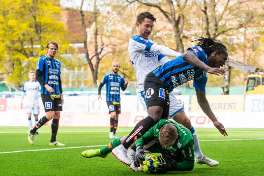 IFK Göteborgs Adil Titi  mot Sirius Kebba Ceesay och