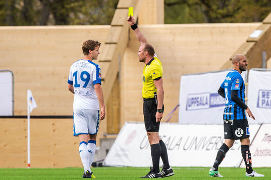IFK Göteborgs August Erlingmark tilldelas en varning av