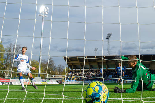 IFK Göteborgs Måns Saebbö gör 2-2 bakom Sirius målvakt