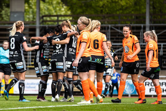 Piteås Nina Jakobsson jublar med lagkamrater